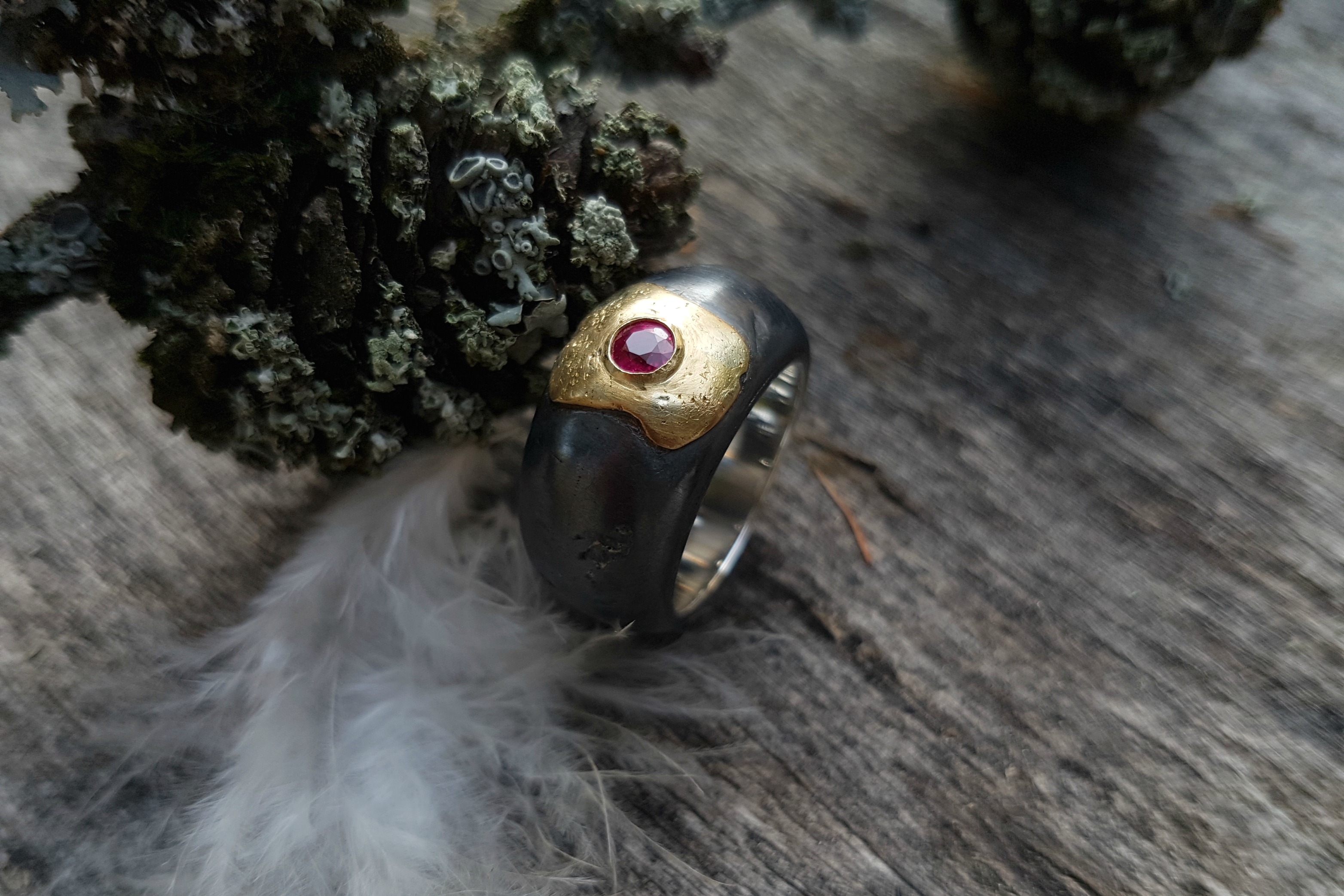 Carrousel-forge-antique-experimental-bague-or-rubis