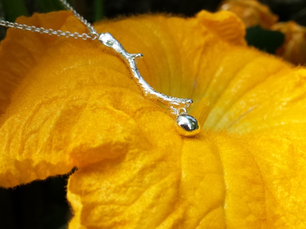 Atelier Solstice – Pendentif en argent avec goutte de pluie et chaînette.