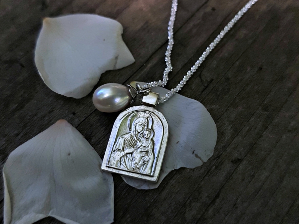 Atelier Solstice – Pendentif Argent 925 sacré gravé avec perle.