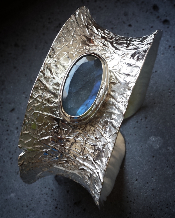 Atelier Solstice – Bracelet forgé manuellement au marteau. Argent 925 et labradorite