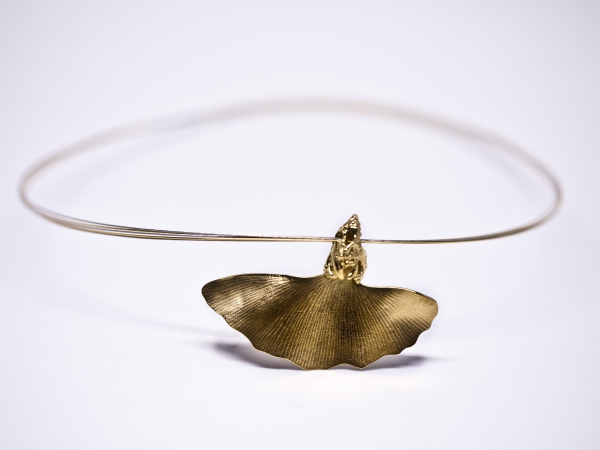 Atelier Solstice – Pendentif feuille de Ginkgo, argent doré or fin 24K, collier câbles acier inox.