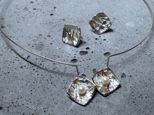 Atelier Solstice – Collier fil en argent doré, or jaune et perle de culture.