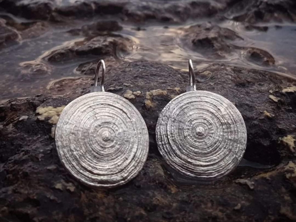 Atelier Solstice – Boucles d'oreilles rondes en argent 925. Fossiles Maroc diamètre 27 mm.