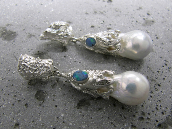 Atelier Solstice – Boucles d'oreilles en argent 925, perles baroques et opales Boulder d'Australie.