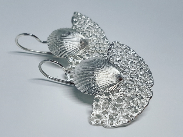 Atelier Solstice – Boucles d’oreilles demi-rondes en argent 925 avec coquillage 