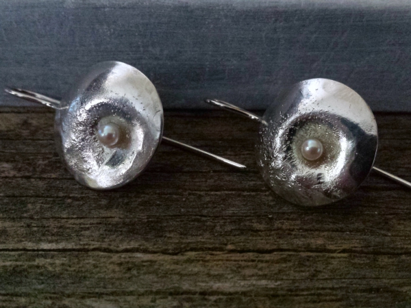 Atelier Solstice – Boucles d’oreilles «Pleine Lune» en argent et perles de culture.