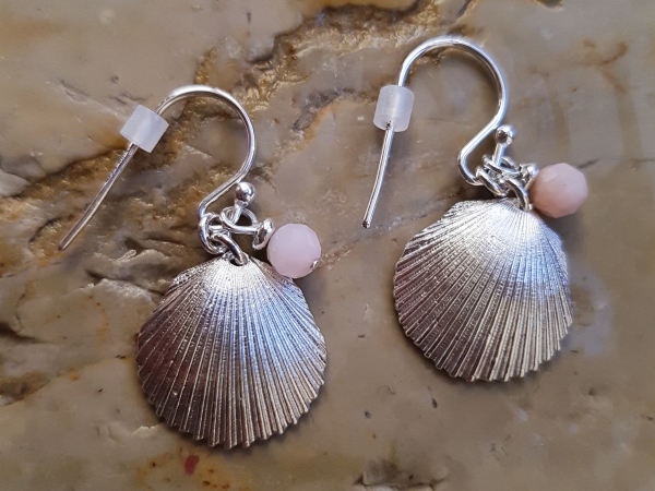 Atelier Solstice – Boucles d'oreilles coquillages argent et perles d'opale rose.