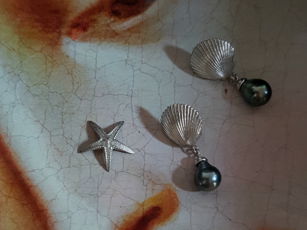 Atelier Solstice – Boucles d'oreilles en argent 925 et perles baroques de Tahiti.