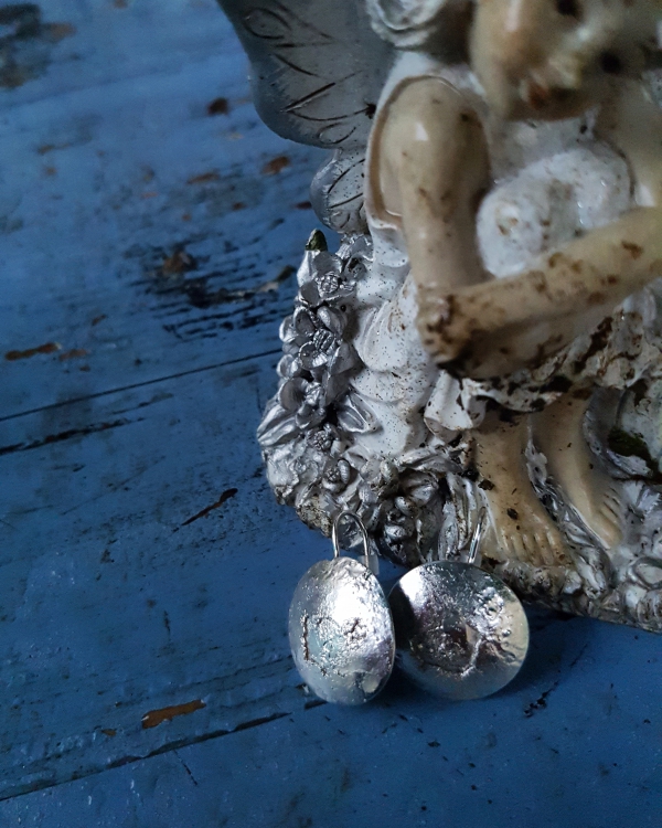 Atelier Solstice – Boucles d’oreilles «Pleine Lune» en argent, réticulé.