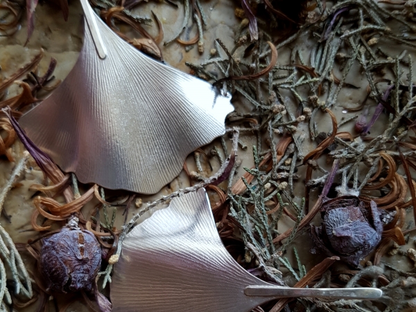 Atelier Solstice – Boucles d'oreilles feuilles de Ginkgo en argent, pièces uniques. 