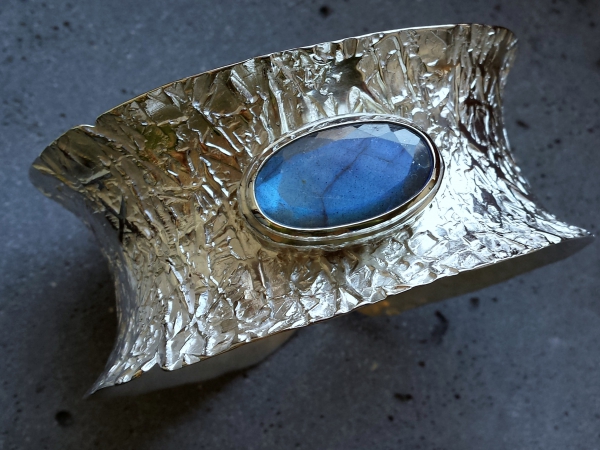 Atelier Solstice – Bracelet forgé manuellement au marteau. Argent 925 et labradorite