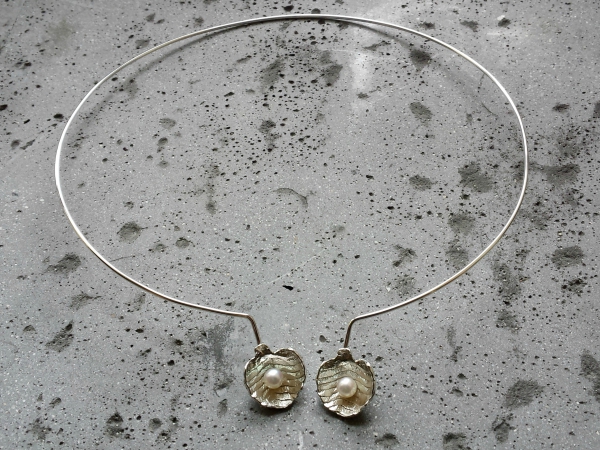 Atelier Solstice – Collier souple en argent «Pétales» et perles de culture.