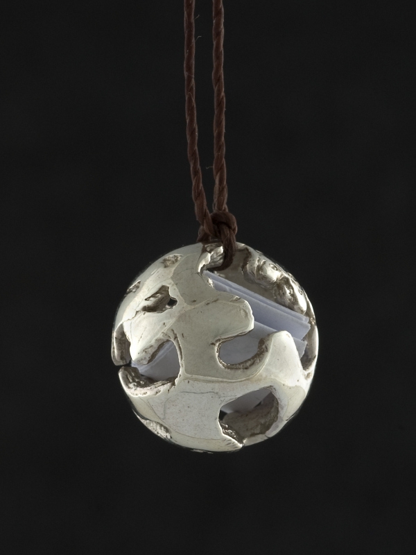 Atelier Solstice – Pendentif Argent «La Terre nous aime»