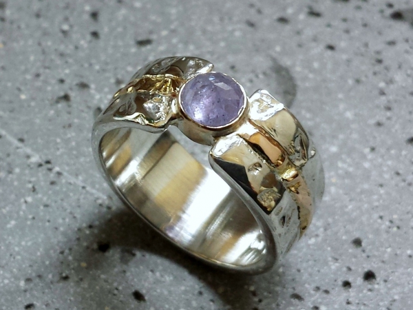 Atelier Solstice – Anneau forgé en argent et or avec Tanzanite.